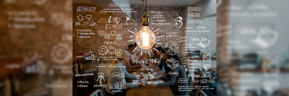 La imagen muestra un esquema de estrategias de marketing centrado alrededor de una bombilla encendida, simbolizando ideas brillantes en marketing