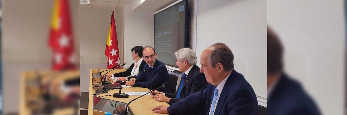 Roque de las Heras en el salón de actos del CEF durante una conferencia de Contabilidad
