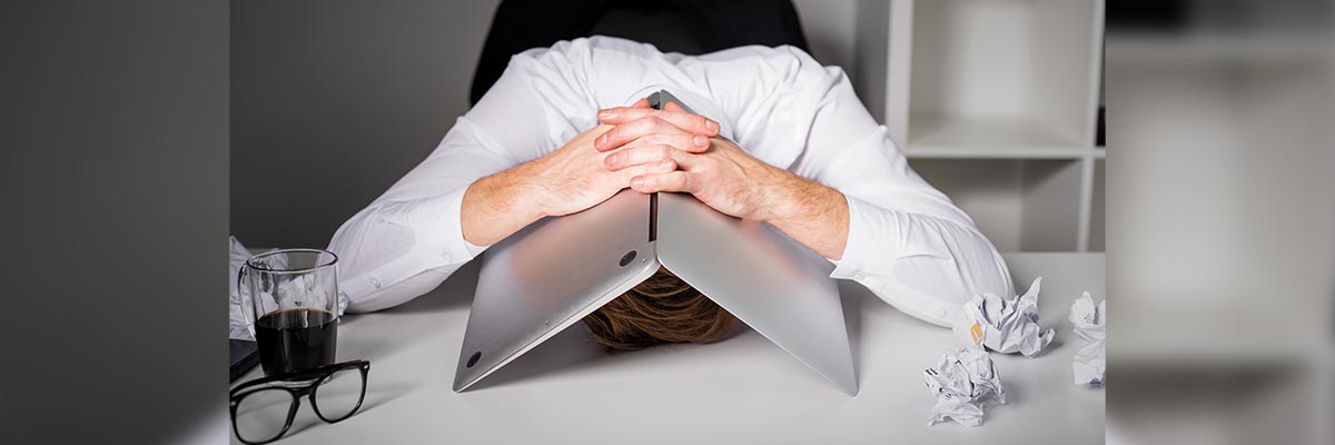 Persona  frustrada por la tecnología