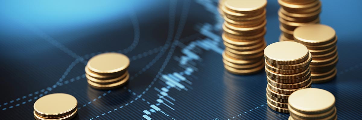 Monedas y gráfico de finanzas