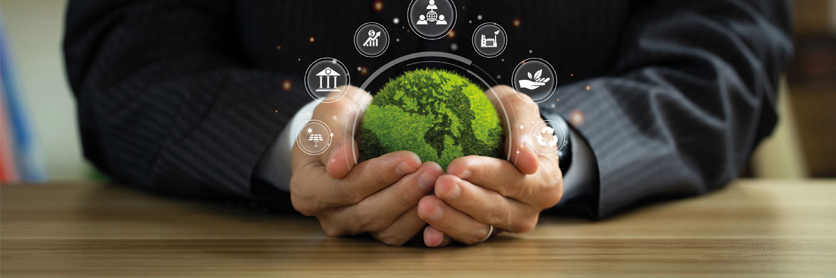 Sostenibilidad corporativa Manos sosteniendo un globo verde con iconos de sostenibilidad y finanzas, simboliza responsabilidad corporativa.