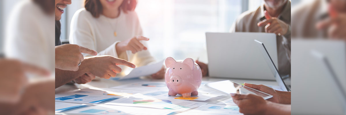 Hucha cerdito sobre mensa de trabajo Hucha cerdito sobre mensa de trabajo