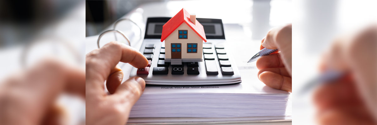 Figura de una casa sobre una calculadora