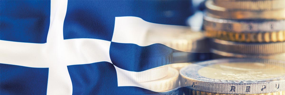 Grecia y fiscalidad: bandera y moneda Bandera de Grecia con monedas superpuestas, símbolo del convenio fiscal y la doble imposición en sucesiones.