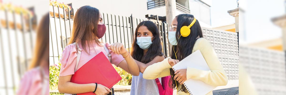 Grupo de chicas saludándose con los codos