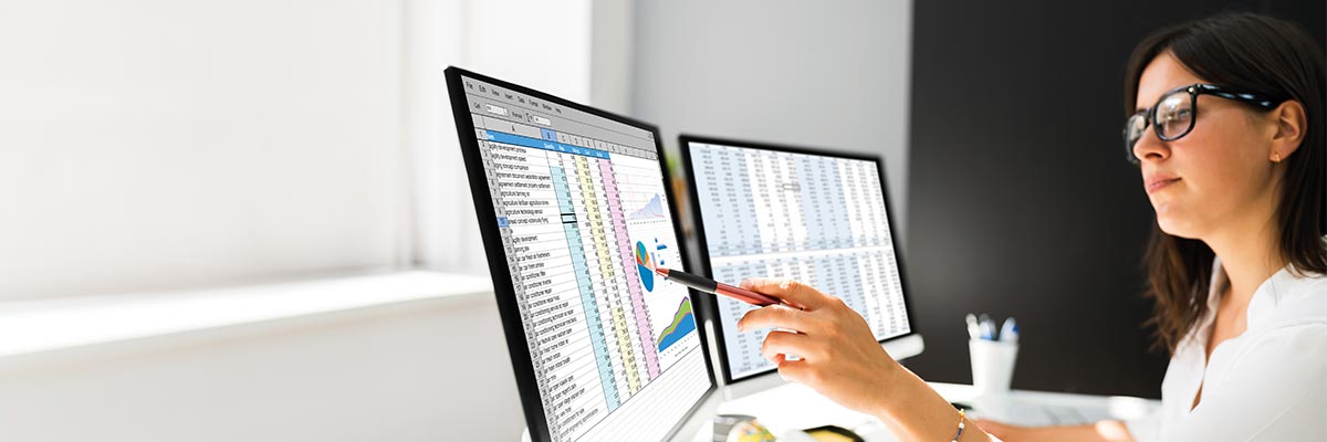 Trabajadora llevando la contabilidad empresarial