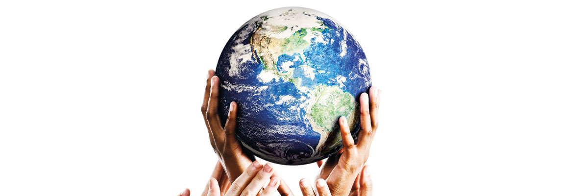 Globo terráqueo sujeto por varias manos