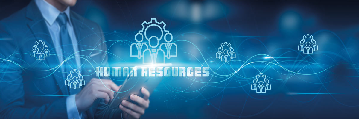 Profesional usando tablet con visualización digital de recursos humanos y iconos de gestión