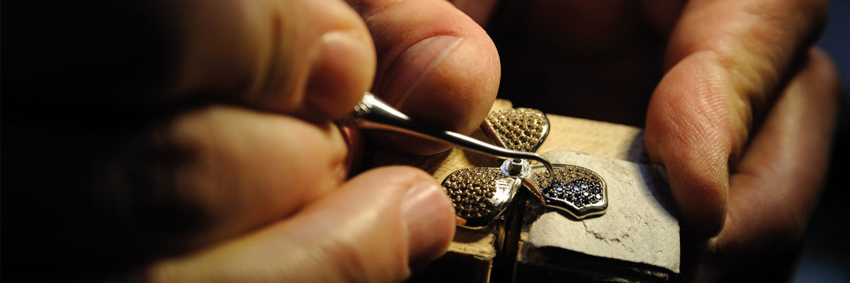 Creando una pieza de joyería de forma artesanal Creando una pieza de joyería de forma artesanal