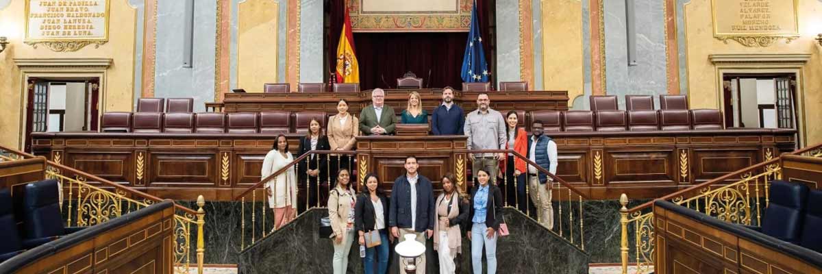 Visita al Congreso de los Diputado Grupo de visitantes en el hemiciclo del Congreso de los Diputados, foto institucional durante visita guiada.