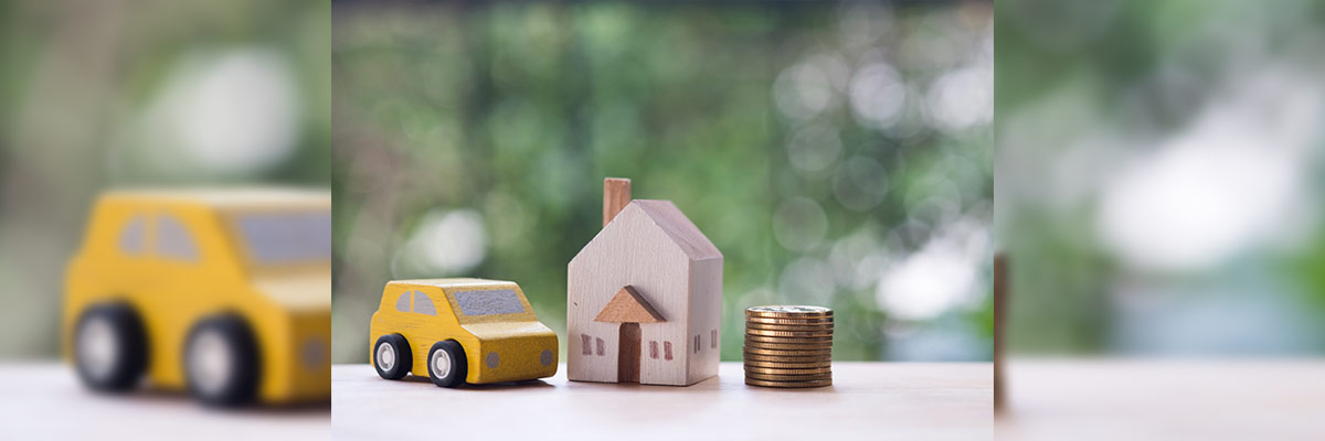 Coche, casa y monedas ilustran el los impuestos por sucesiones