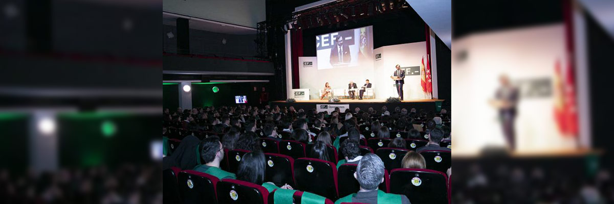 Homenaje funcionarios “Una audiencia atenta observa a los presentadores en el escenario durante una conferencia, reflejando un ambiente de aprendizaje y colaboración activa