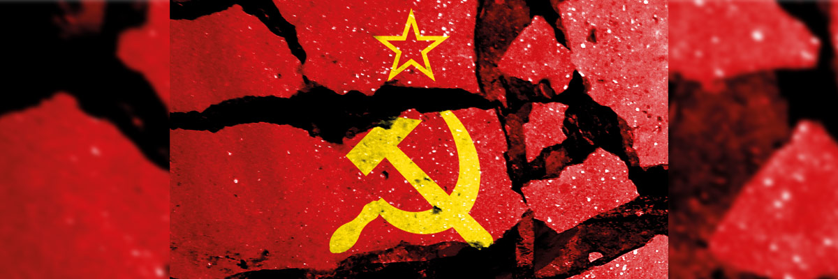 Aparecen smbolos comunistas. La hoz y el martillo y la estrella sobre un fondo rojo