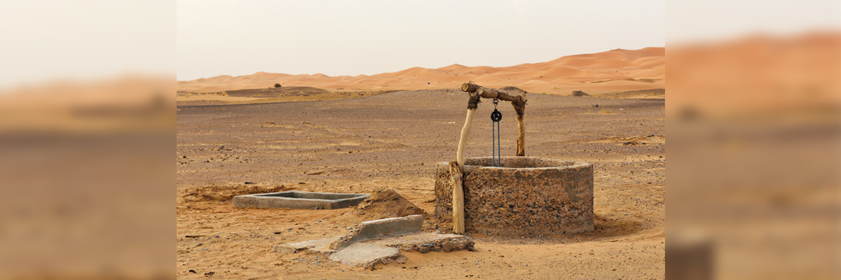 Pozo de agua en el desierto del norte de África Pozo de agua en el desierto del norte de África