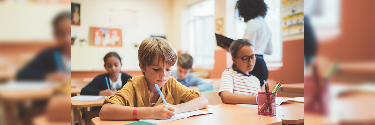 Niños haciendo un dictado en la escuela