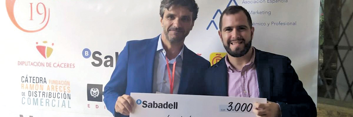 Alberto casado recibiendo premio a la mejor tesis doctoral por Aemark