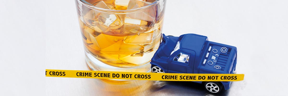 Accidente de vehículo contra un vaso lleno de licor