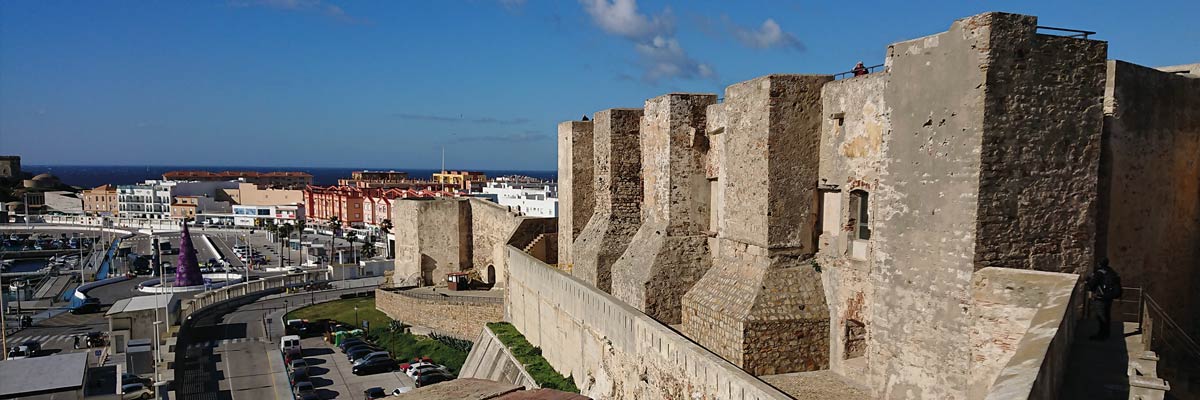 Fachada sur del castillo de Guzmán el Bueno Fachada sur del castillo de Guzmán el Bueno