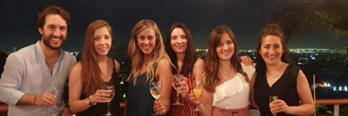 Estudiantes de Barcelona brindando