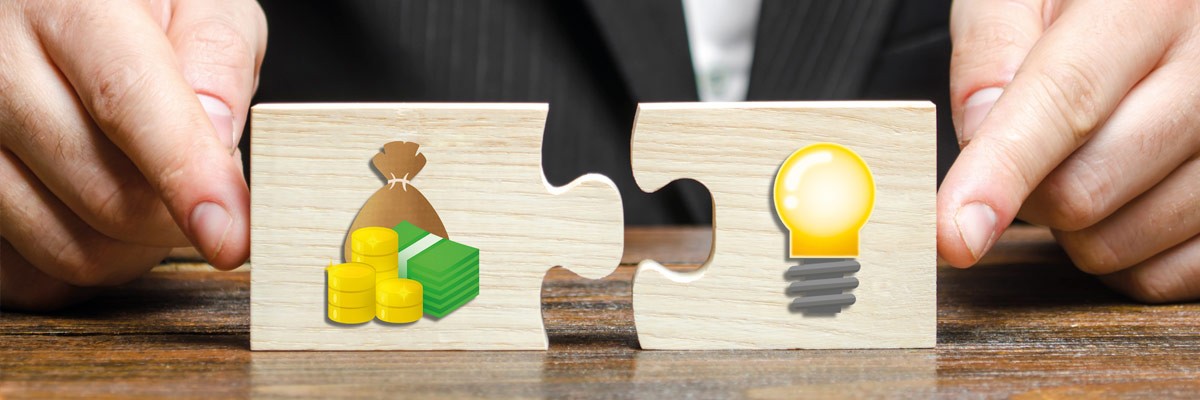 Piezas de madera con iconos de dinero e idea