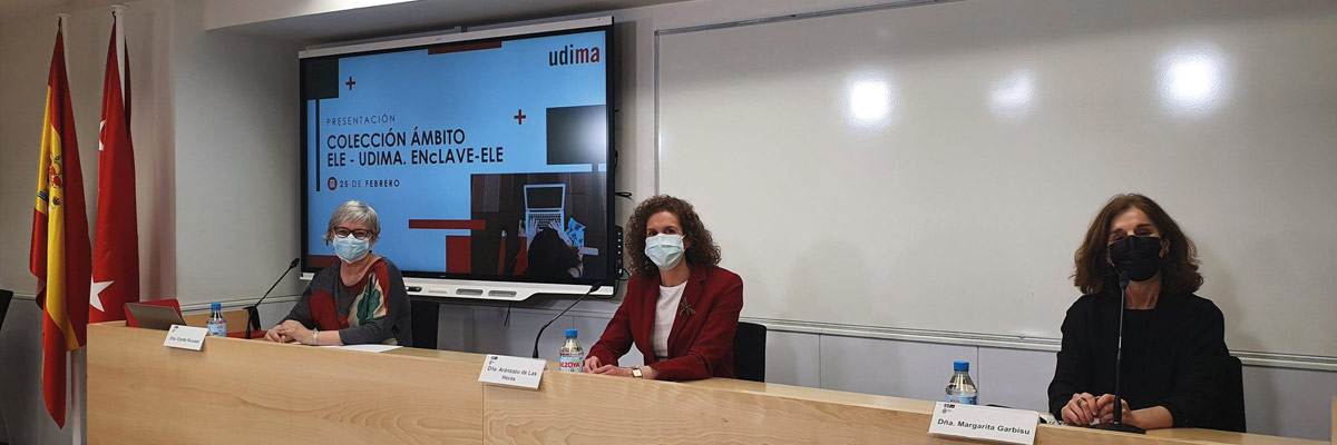 Arancha de las Heras sentada con la editorial enCLAVE-ELE Arancha de las Heras sentada con la editorial enCLAVE-ELE