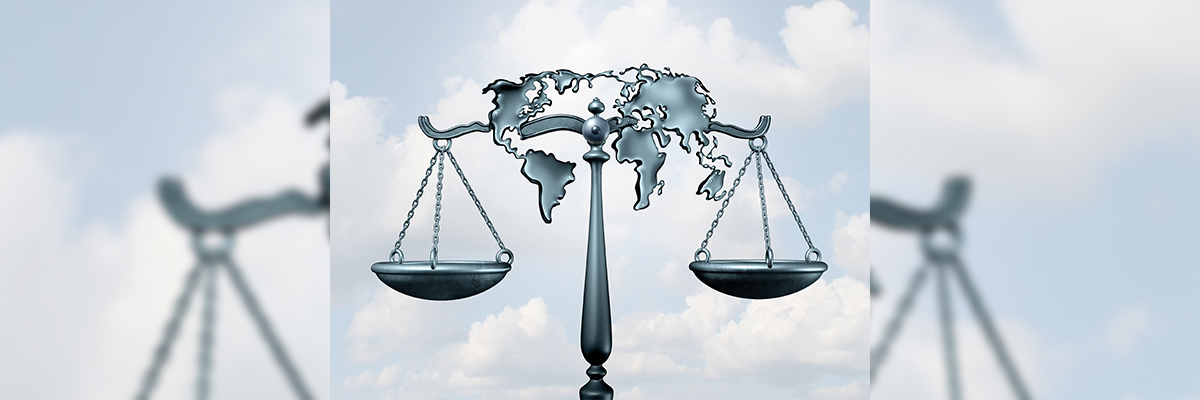 Balanza de la justicia con un relieve del mapa del mundo