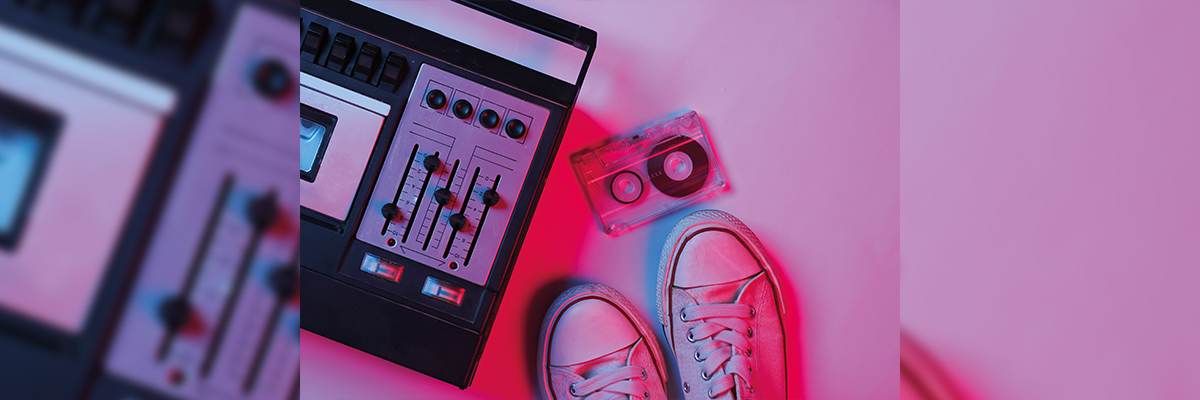 Fotografía de una casette y unas zapatillas