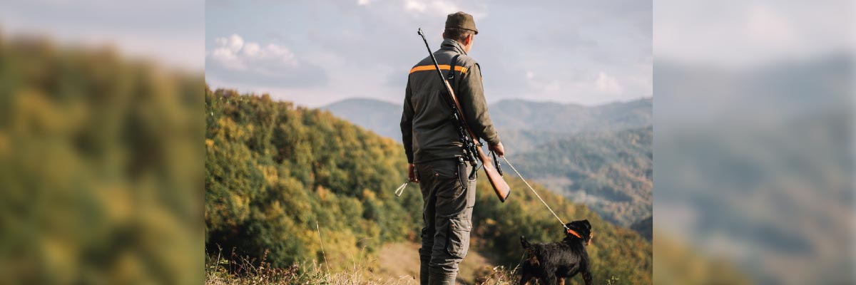 Cazador con un perro en el campo