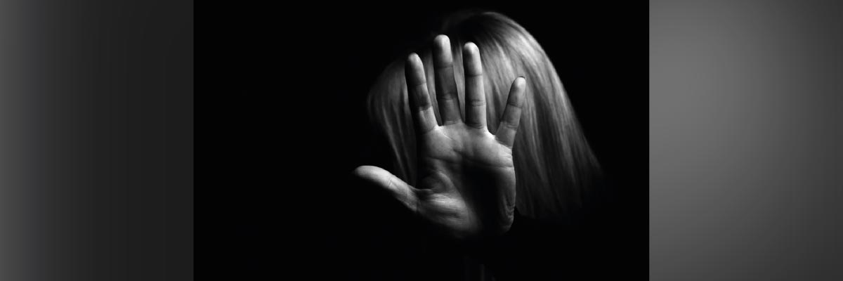 Mujer en la oscuridad con la mano en la cara Mujer en la oscuridad con la mano en la cara