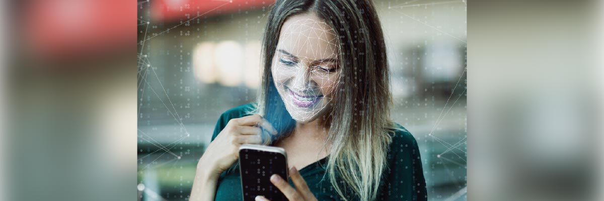 Chica sonriendo mirando el móvil