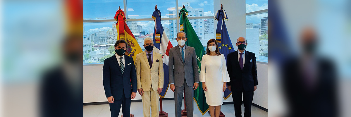 El ministro del MESCyT visita CEF.- Santo Domingo en Novocentro
