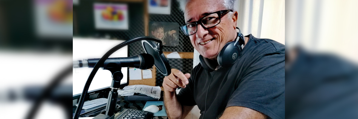 Foto de Manuel Herrador frente al micrófono de radio Foto de Manuel Herrador frente al micrófono de radio