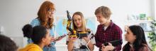 Estudiantes manejando un robot a través de tablet
