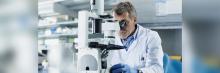 Investigador mirando en el microscopio