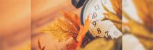 Reloj y hojas otoñales