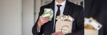 Ejecutivo con billetes de 50 y 100 euros