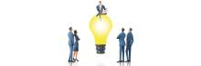 Innovación y liderazgo empresarial Equipo empresarial alrededor de una bombilla iluminada, símbolo de innovación, liderazgo y generación de ideas de negocio.