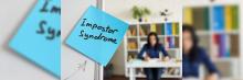 Una persona reflexiona sobre el “Síndrome del Impostor”, destacado por una nota adhesiva azul en un espacio de trabajo ordenado.