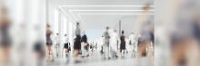Personas en recinto empresarial