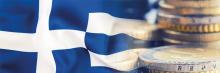 Grecia y fiscalidad: bandera y moneda Bandera de Grecia con monedas superpuestas, símbolo del convenio fiscal y la doble imposición en sucesiones.