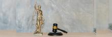 Themis junto al mazo de la ley