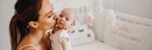 Madre besando a un bebé recién nacido