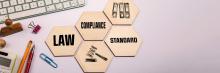 Piezas de madera geométricas con los conceptos de justicia y ley