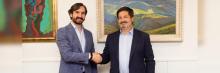 Arturo de las Heras estrechando la mano al representante del Grupo Los Nogales