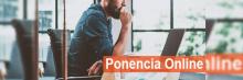 Un individuo se prepara frente a su computadora portátil para una ponencia online, destacando la interacción humana y tecnológica en un entorno de trabajo moderno