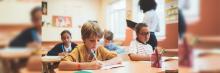 Niños haciendo un dictado en la escuela