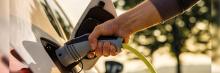 Repostando coche eléctrico Repostando coche eléctrico