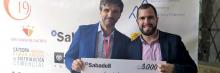 Alberto casado recibiendo premio a la mejor tesis doctoral por Aemark