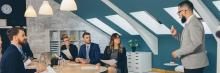 Persona exponiendo ante grupo de trabajo