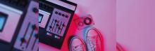 Fotografía de una casette y unas zapatillas